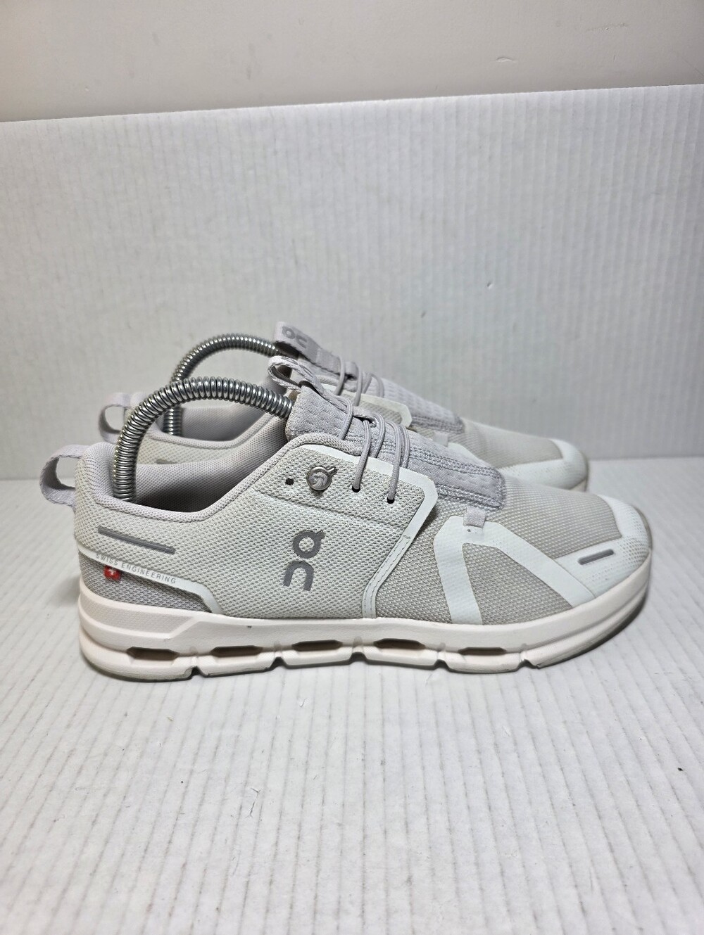 On Cloud Sky Shoes Alloy Gray White Running Sneakers Kids  Girl Size 6 Wmn's 8
